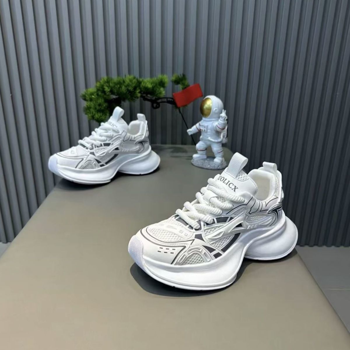 Height increasing shoes for men and women 2025 new thick soled height increasing trendy brand couple casual sports shoes retro running shoes