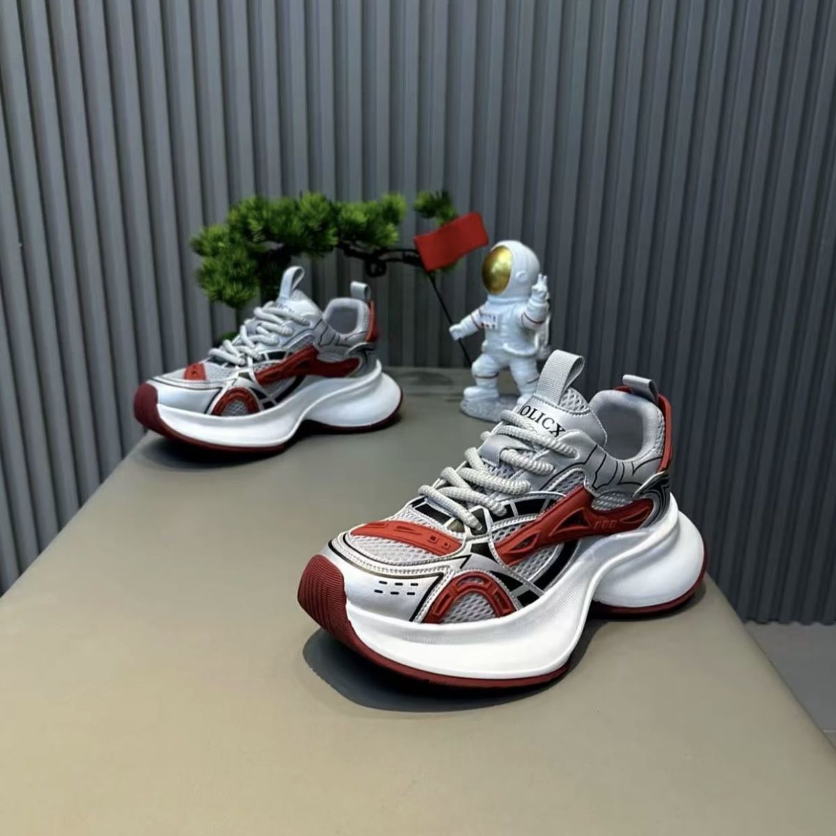 Height increasing shoes for men and women 2025 new thick soled height increasing trendy brand couple casual sports shoes retro running shoes