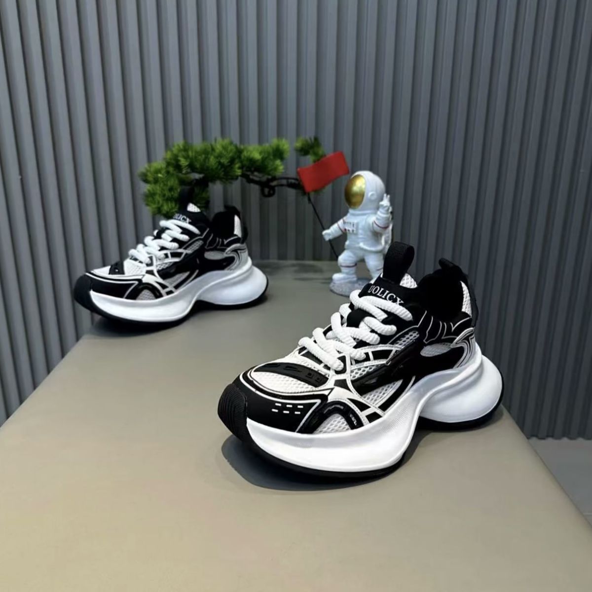 Height increasing shoes for men and women 2025 new thick soled height increasing trendy brand couple casual sports shoes retro running shoes